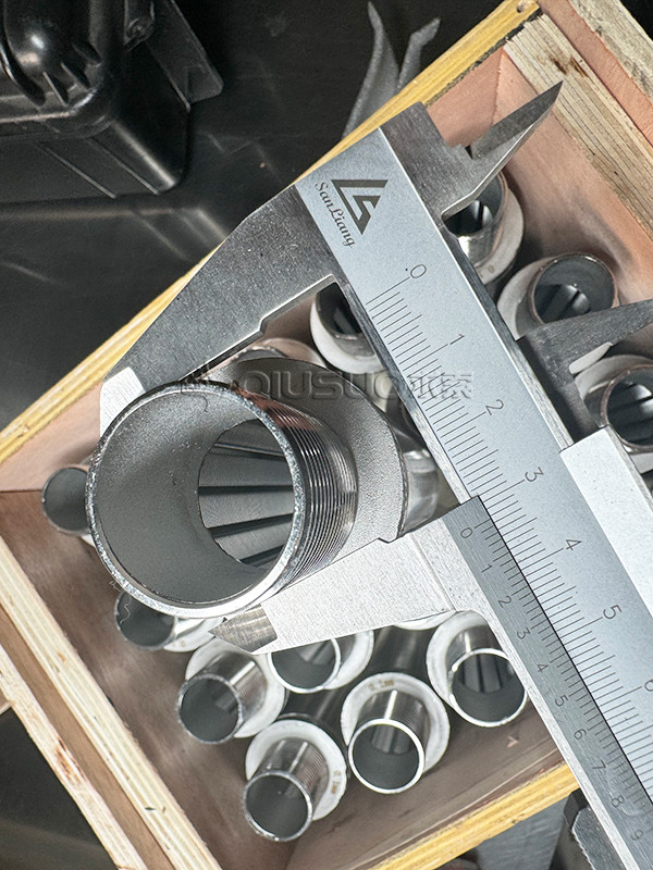 Measure the bottom diameter of NPT filter nozzle with a vernier caliper