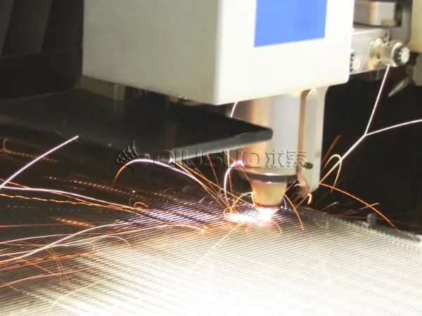 A laser cutting machine is cutting the wedge wire panel.