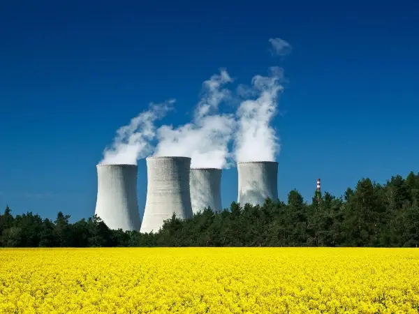 Ein Atomkraft werk entlädt Brenn gas auf dem Feld