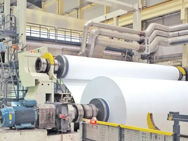 In der Papierfabrik produziert die Maschine Papier.